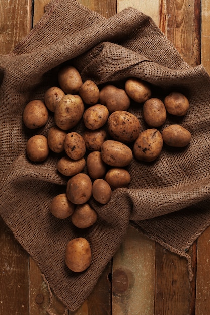 Free photo rustic unpeeled potatoes on a desks