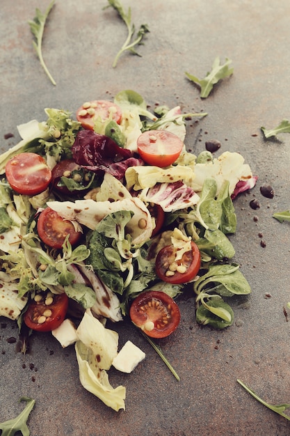 Free photo salad with cherry tomatoes