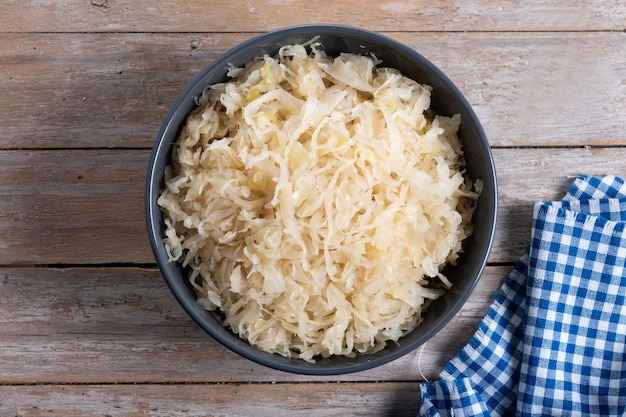 Foto gratuita sauerkraut in una ciotola su un tavolo di legno cibo tradizionale tedesco