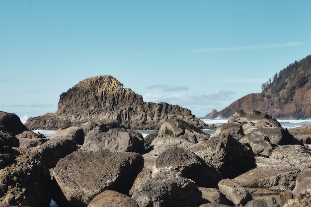 Foto gratuita scenario di rocce presso la costa del nord-ovest del pacifico a cannon beach, oregon