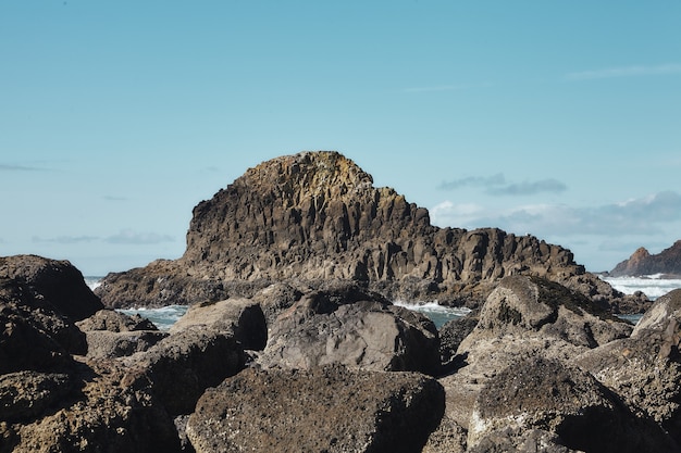 Foto gratuita scenario di rocce presso la costa del nord-ovest del pacifico a cannon beach, oregon