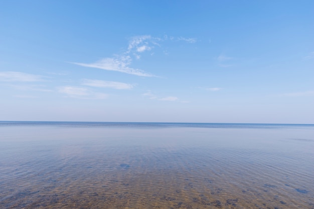 Бесплатное фото scenics вид на идиллическое море против голубого неба