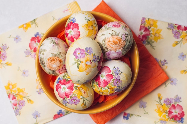 Free Photo set of easter eggs in bowl near napkins