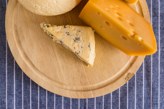 Free photo set of fresh cheese on wooden board on table