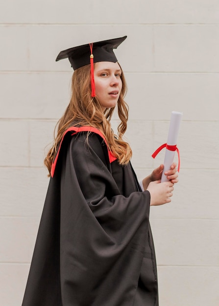 Free photo side view girl with diploma