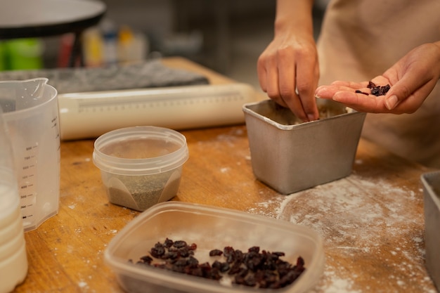 Free photo side view hand holding raisins