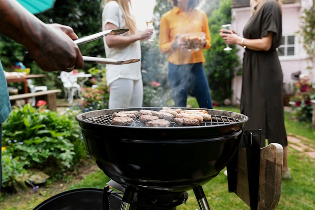 Foto gratuita uomo di vista laterale che prepara il barbecue