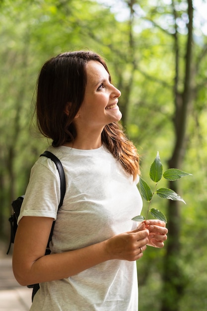 Foto gratuita vista laterale della donna che posa in natura