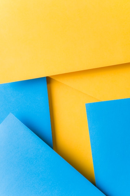 Foto gratuita semplice sfondo geometrico giallo e carta blu