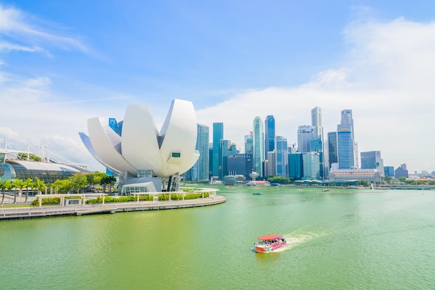 Free photo singapore - july 16, 2015: view of marina bay. marina bay is one of the most famous tourist attraction in singapore.