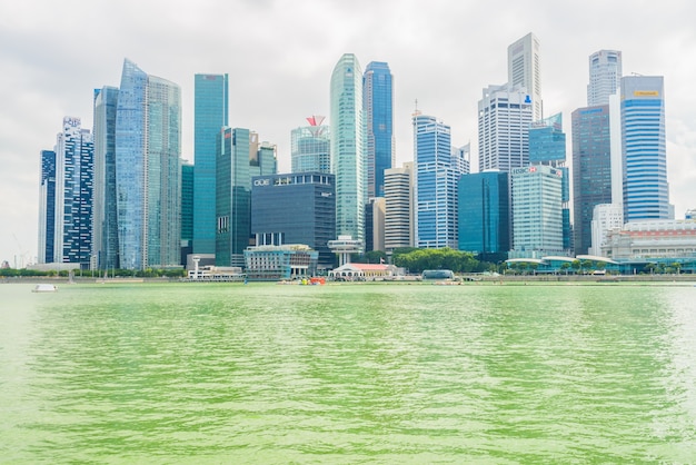 Free photo singapore - july 16, 2015: view of marina bay. marina bay is one of the most famous tourist attraction in singapore.