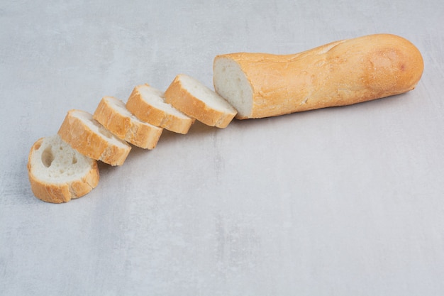 Foto gratuita fette di pane bianco fresco su sfondo marmo.