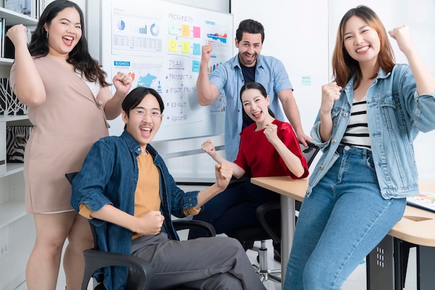 Foto gratuita smart asian startup piccolo imprenditore in piedi ritratto fiducioso con amici partner incontro casuale brainstorming con lavagna bianca e analisi del grafico cartaceo finanziario aziendale in background dell'ufficio