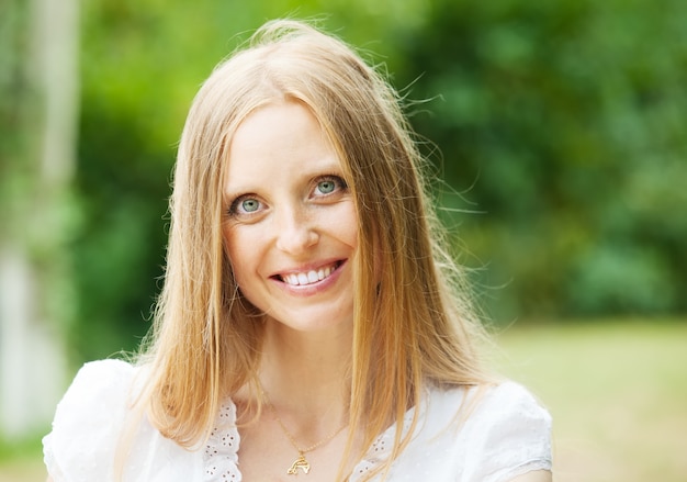 Free photo smiling ordinary middle-aged woman