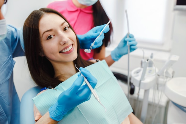 Foto gratuita donna sorridente sulla sedia del dentista