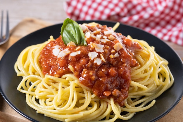 Free photo spaghetti with bolognese sauce on wooden table