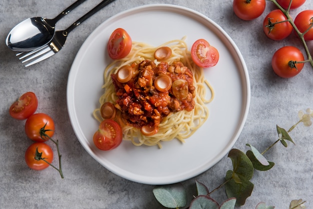 Spaghetti with tomato sauce and sausage