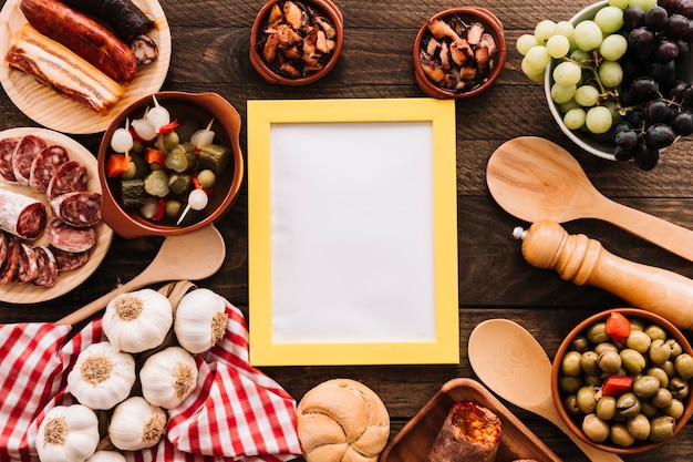 Free photo spoons and napkin near food and frame