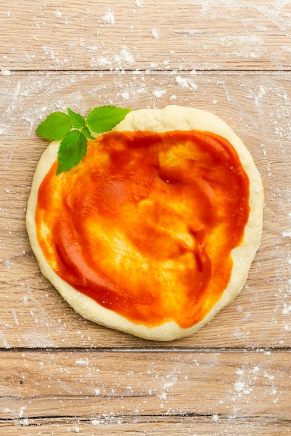 Foto gratuita stendere la pasta con la salsa di pomodoro e la menta