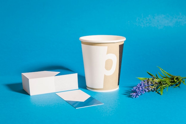 Foto gratuita mockup di cancelleria con carte, tazza e fiore