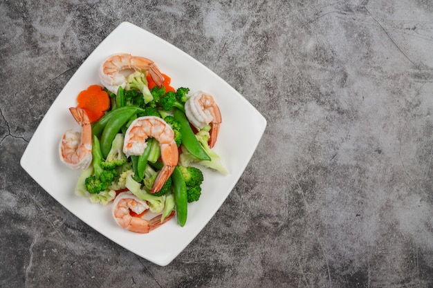 Free photo stir fried mixed vegetables with shrimp.