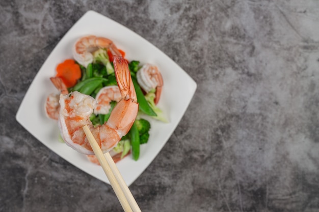 Free photo stir fried mixed vegetables with shrimp.