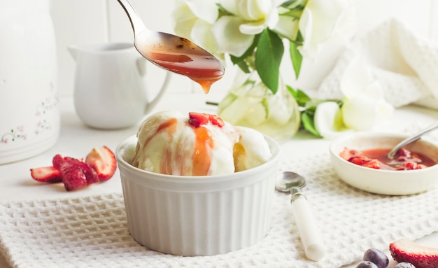 Free photo strawberry ice cream dessert spoonful