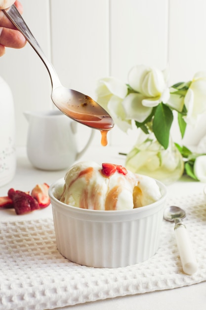 Free photo strawberry ice cream dessert spoonful