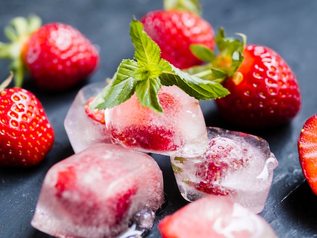 Free photo strawberry in ice cubes