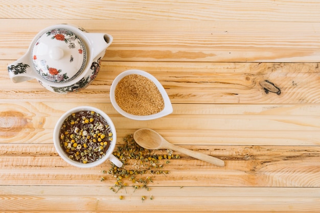 Free photo sugar and teapot near chamomile tea