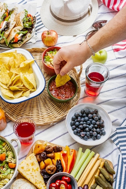 Foto gratuita picnic estivo con finger food e frutta fresca