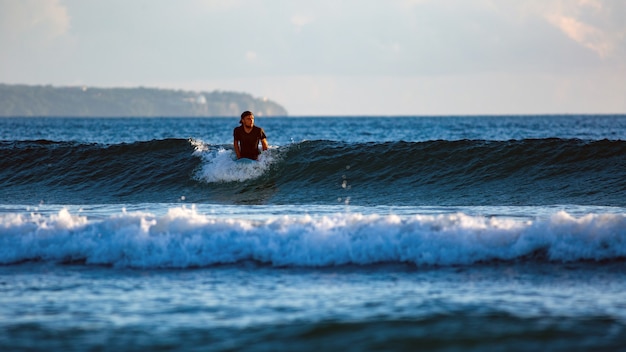 Foto gratuita surfista sull'onda