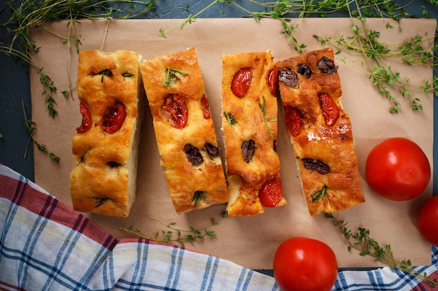 Foto gratuita gustosa torta ritagliata su pergamena