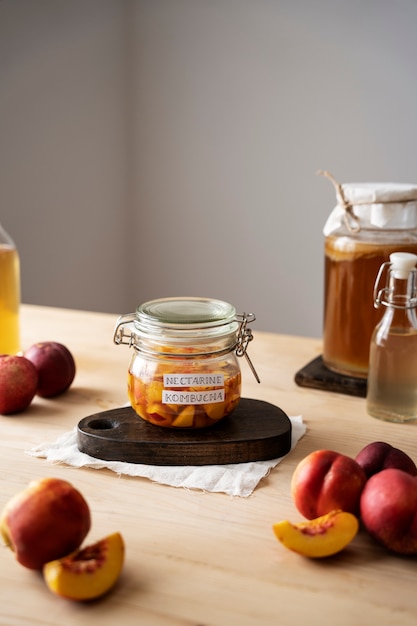 Foto gratuita gustoso vasetto di kombucha di nettarine con etichetta