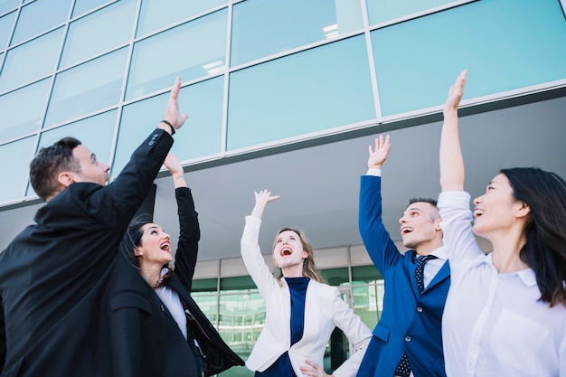 Foto gratuita concetto di lavoro di squadra con uomini d'affari moderni