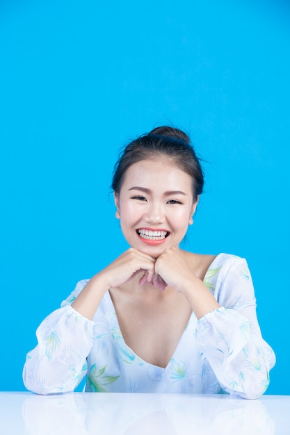 Free photo teen girl showing hand verbs and gestures