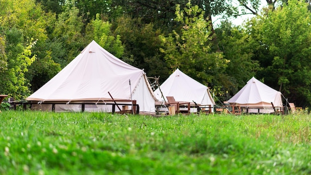 Foto gratuita tende al glamping