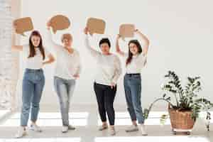 Foto gratuita gruppo di unità di donne che tengono le bolle di discorso