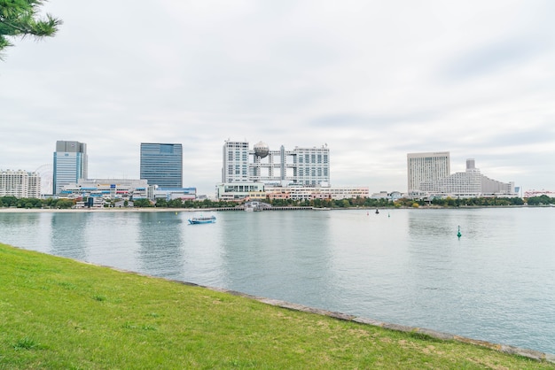 Free photo tokyo cruise boat cruising infront of odaiba aqua city shopping mall and fuji television building, odaiba.