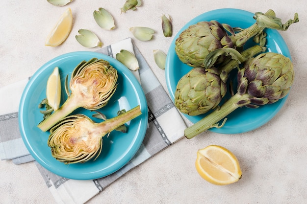 Foto gratuita vista dall'alto di carciofi su piatti