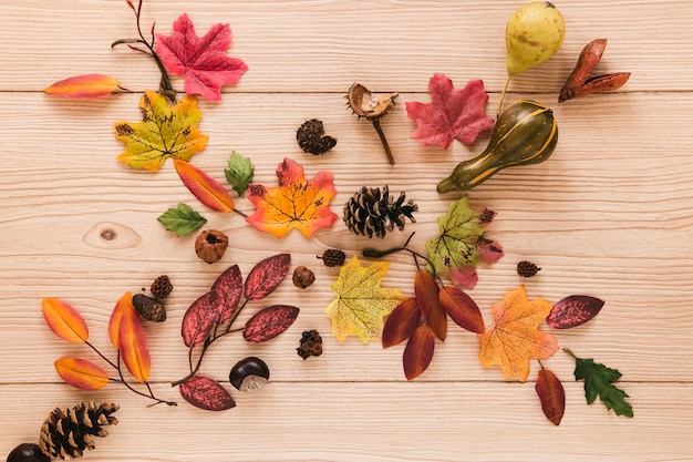 Free photo top view autumn leaves on wooden table