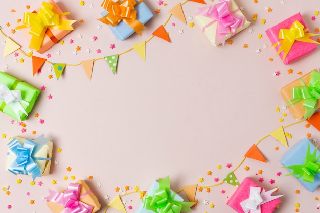 Free photo top view colorful gifts on table