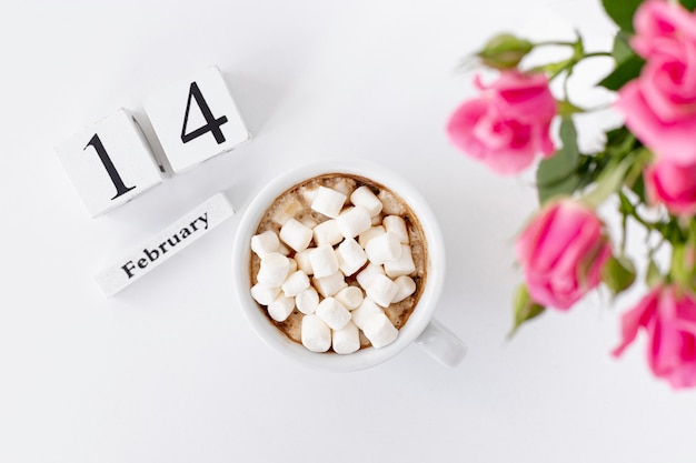 Foto gratuita vista dall'alto della tazza di marshmallow con rose e data