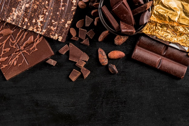 Foto gratuita vista dall'alto assortimento scuro con cioccolato con spazio di copia