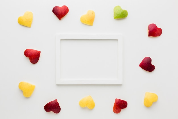 Foto gratuita vista dall'alto del telaio con forme di cuore di frutta