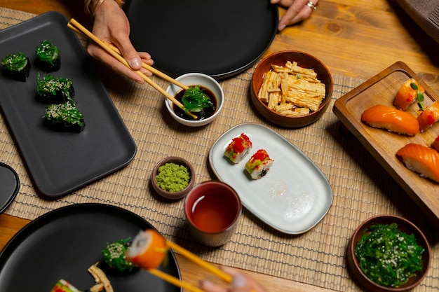 Foto gratuita top view amici che pranzano in un ristorante di lusso