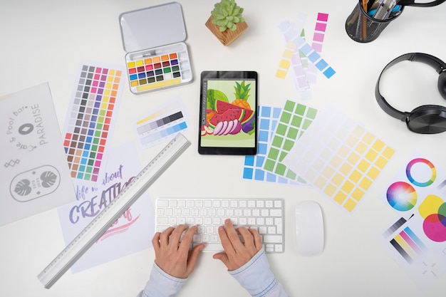 Foto gratuita graphic designer vista dall'alto con un tablet