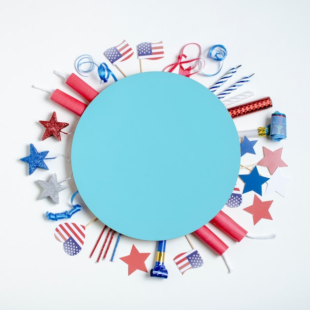 Free photo top view independence day decoration around blue circle