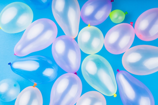 Free photo top view metallic transparent balloons