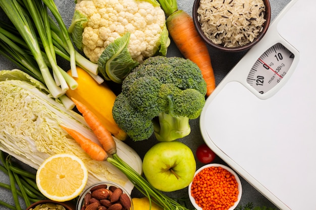 Foto gratuita vista dall'alto di bilance e generi alimentari